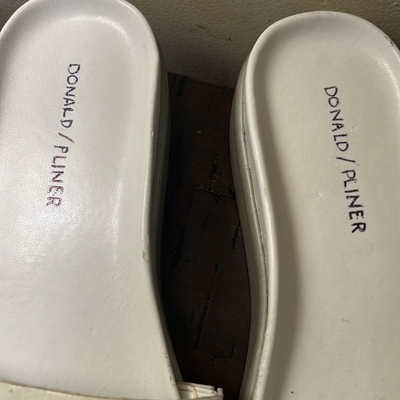 Donald Pilner Designer Sandals, white and cream, Size 7.5 - Picture 2 of 9